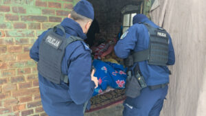 Akcja w Zielonej Górze. Policja sprawdza pustostany i altany śmietnikowe (ZDJĘCIA)