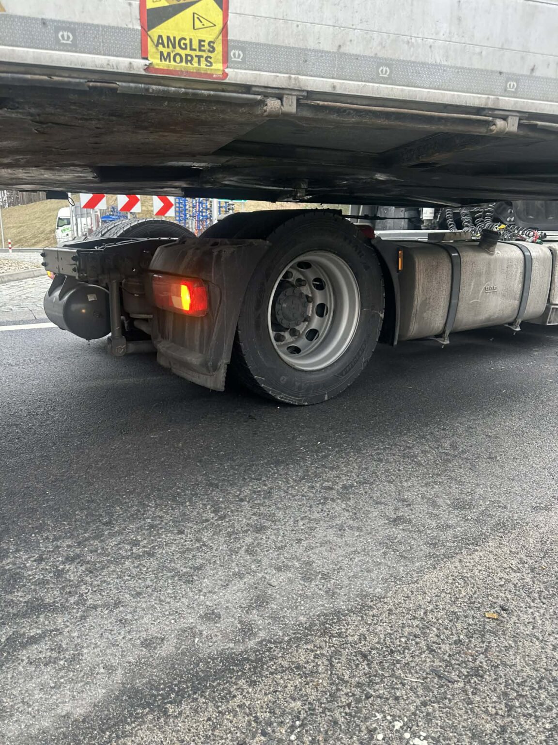 Ciężar&oacute;wka blokuje rondo Zielona G&oacute;ra - naczepa wypięła się