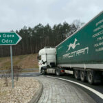 Ciężarówka blokuje rondo Zielona Góra - naczepa wypięła się