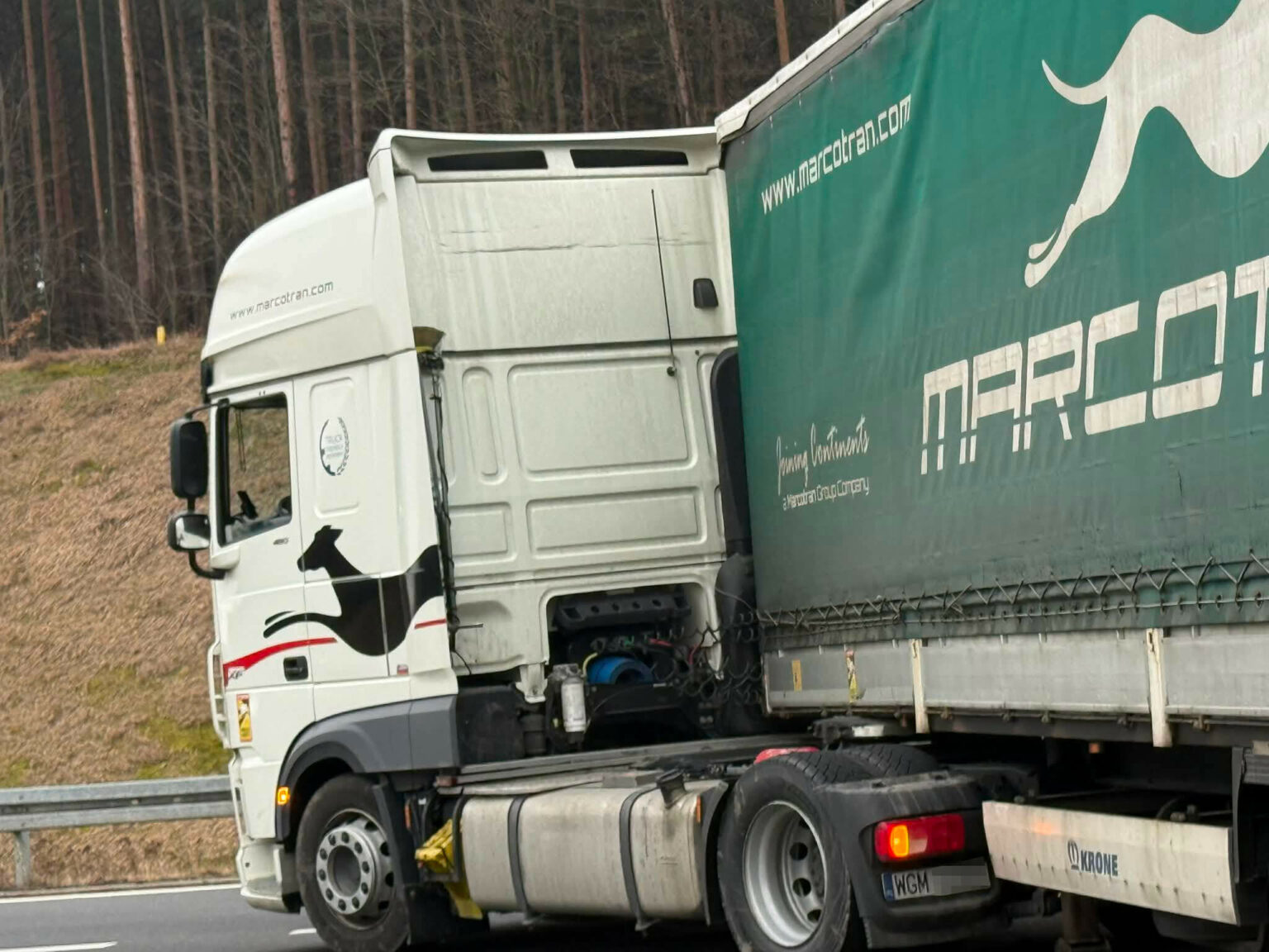 Ciężar&oacute;wka blokuje rondo Zielona G&oacute;ra - naczepa wypięła się