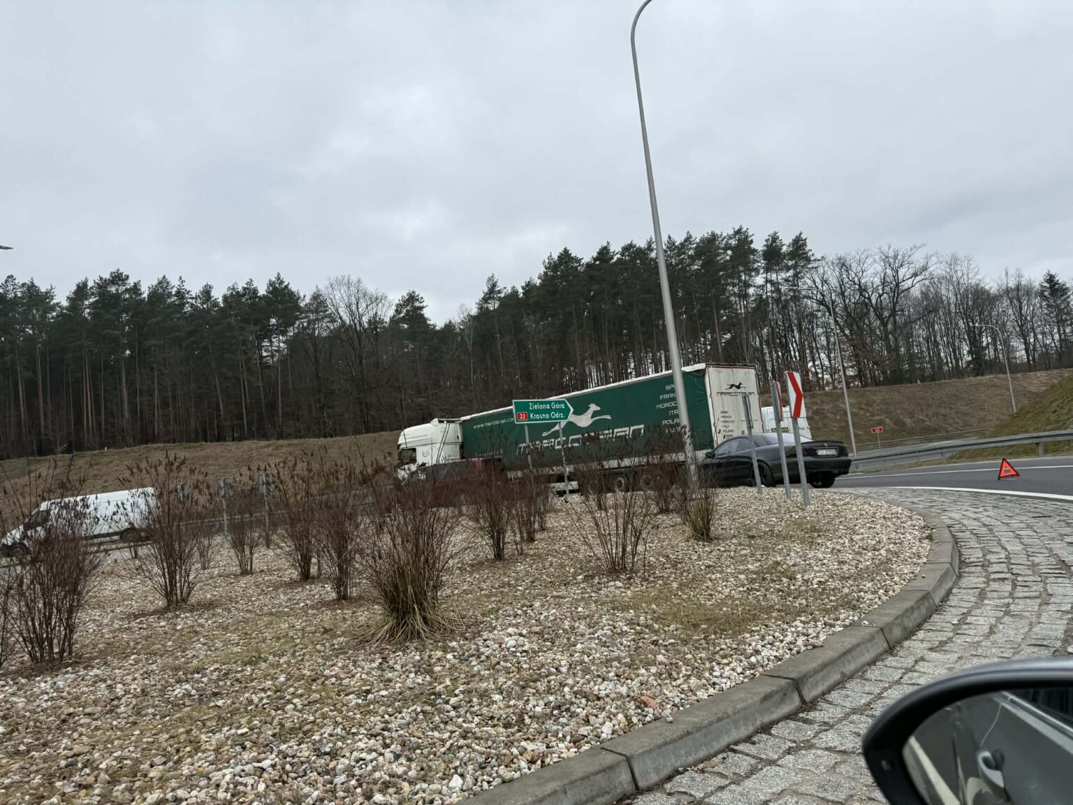 Ciężar&oacute;wka blokuje rondo Zielona G&oacute;ra - naczepa wypięła się