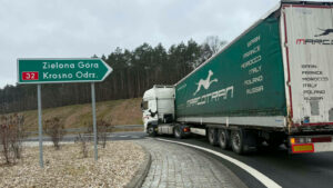 Ciężarówka blokuje rondo Zielona Góra - naczepa wypięła się