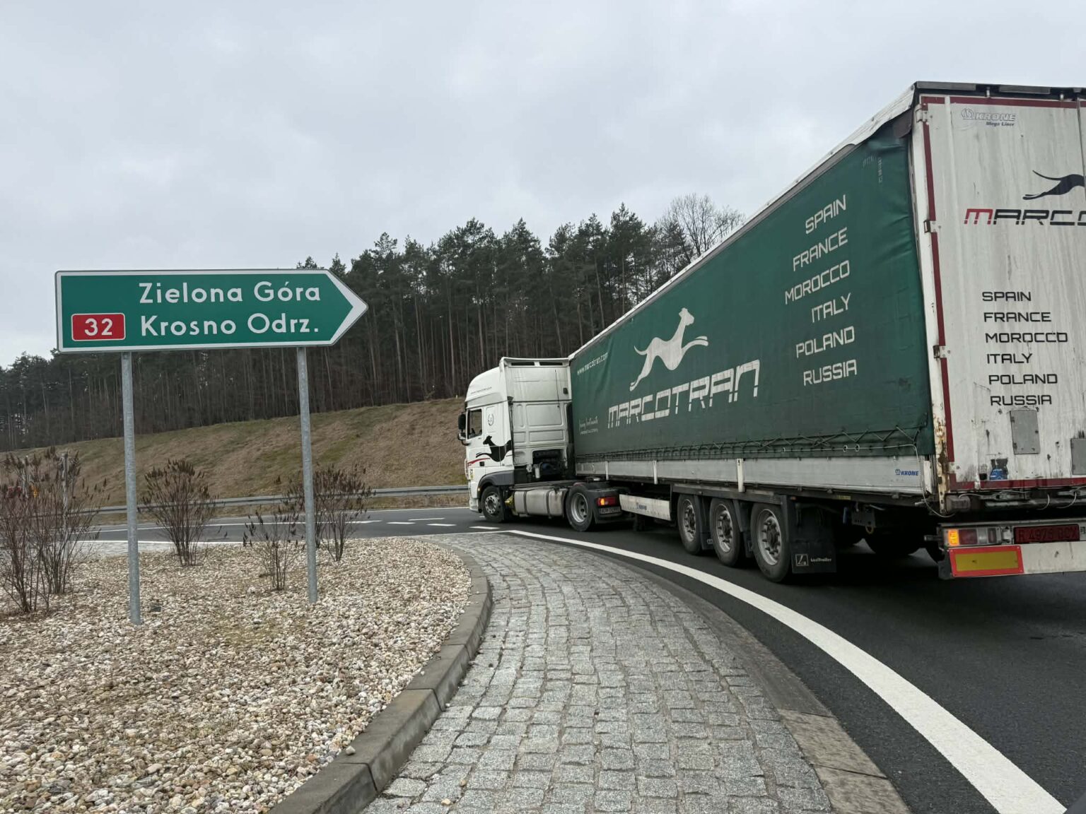 Ciężar&oacute;wka blokuje rondo Zielona G&oacute;ra - naczepa wypięła się