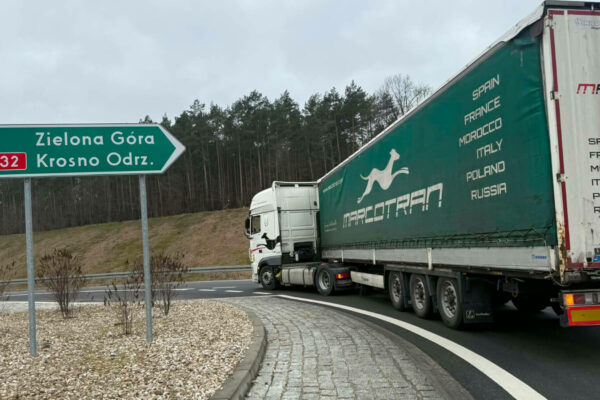 Ciężarówka blokuje rondo Zielona Góra - naczepa wypięła się