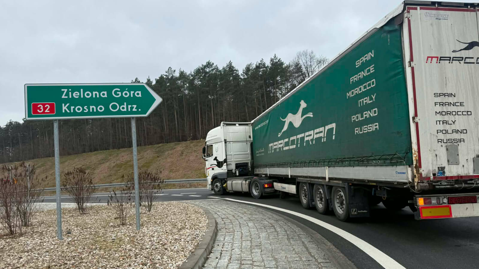 Ciężarówka blokuje rondo Zielona Góra - naczepa wypięła się