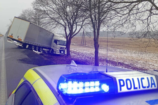 Ciężarówka spadła ze skarpy - Wypadek na DK92 Świebodzin