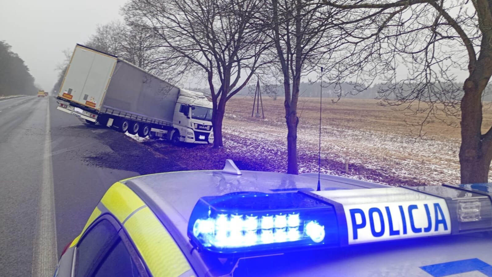 Ciężarówka spadła ze skarpy - Wypadek na DK92 Świebodzin