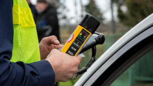 Pijany kierowca utknął na torowisku. Maszynista zatrzymał pociąg w ostatniej chwili