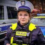 seniorka w klapkach - policjantka po służbie