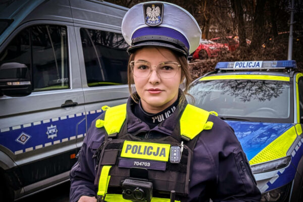 seniorka w klapkach - policjantka po służbie