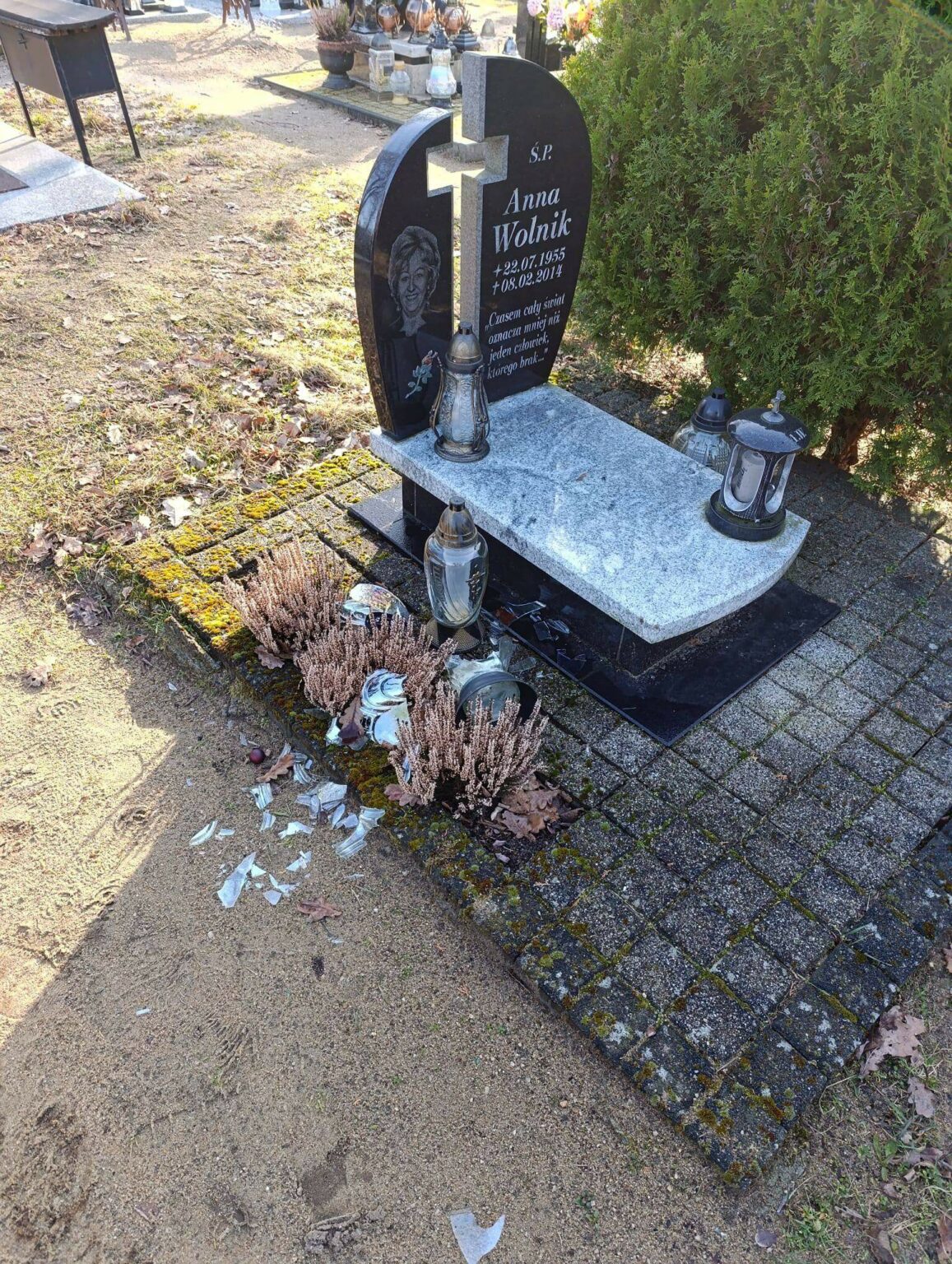 cmentarz Słone - wandale na cmentarzu gmina Świdnica Lubuskie