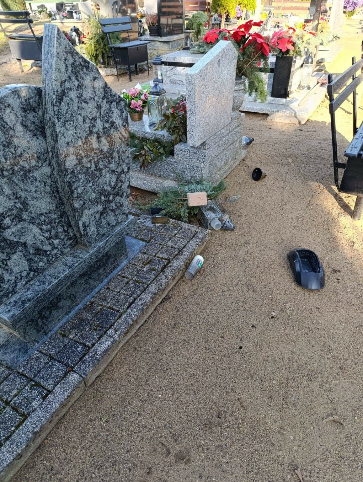 cmentarz Słone - wandale na cmentarzu gmina Świdnica Lubuskie