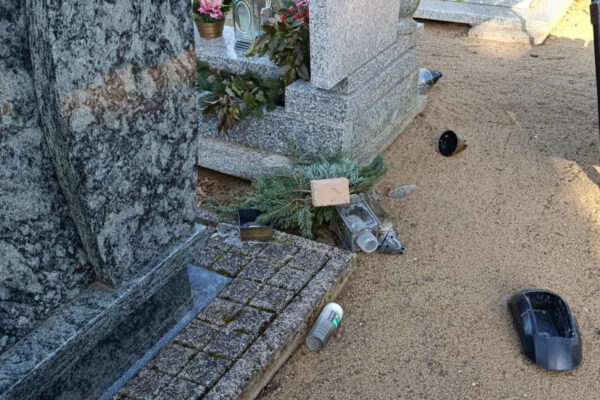 cmentarz Słone - wandale na cmentarzu gmina Świdnica Lubuskie