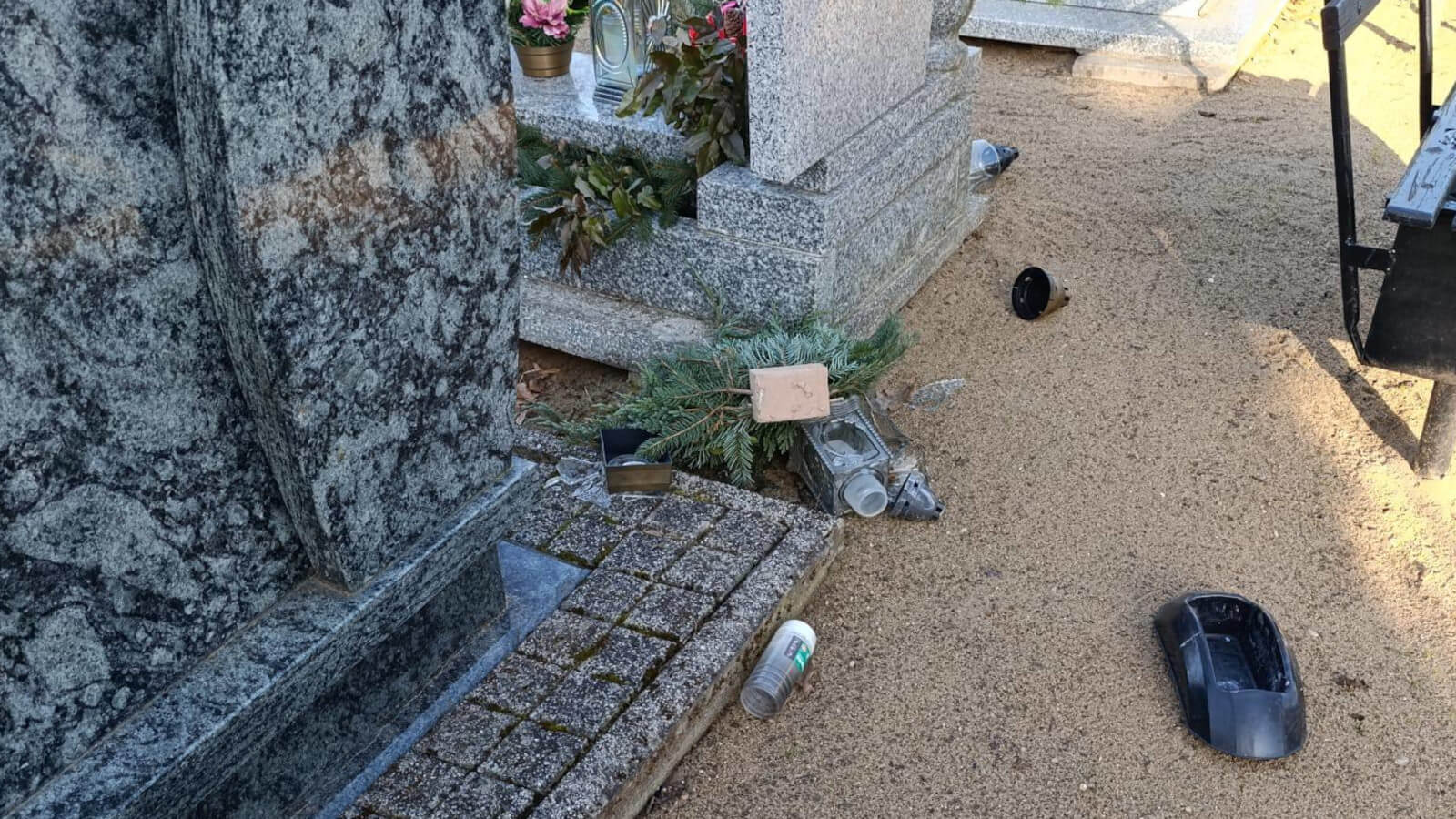 cmentarz Słone - wandale na cmentarzu gmina Świdnica Lubuskie