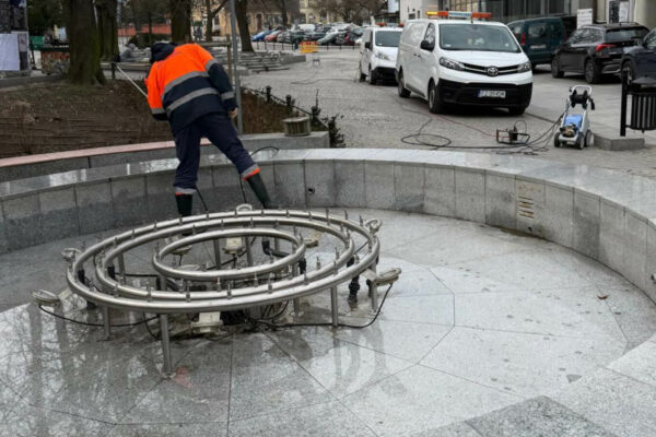 fontanna Zielona Góra Filharmonia - fontanna sezon start