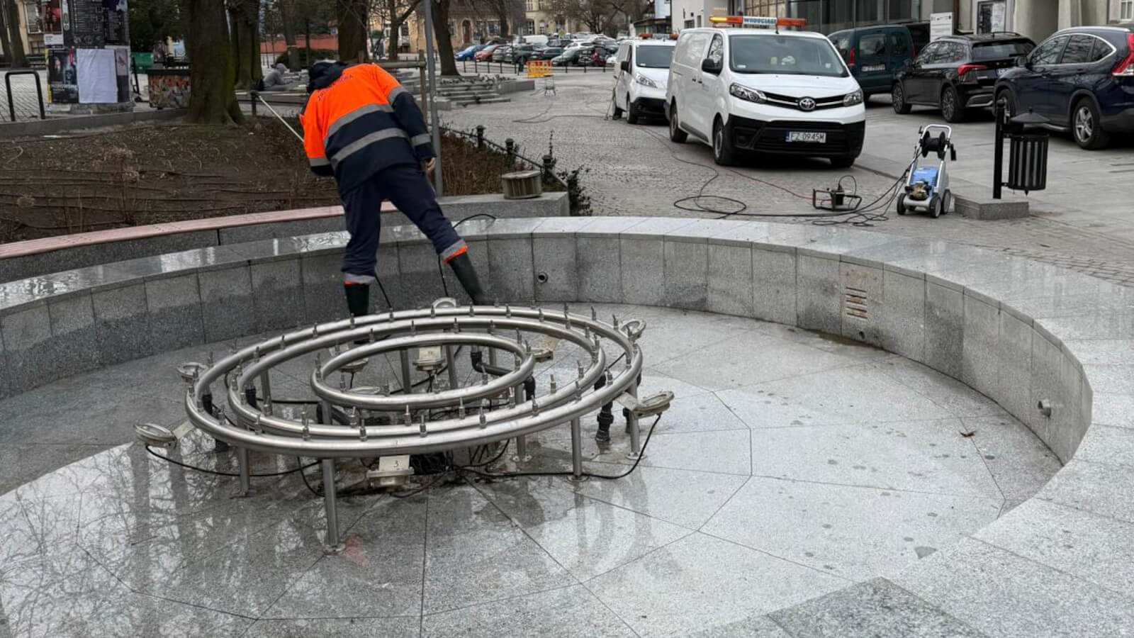 fontanna Zielona Góra Filharmonia - fontanna sezon start