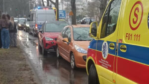 Kolizja w Zielonej Górze. Zderzenie trzech osobówek. Wezwano służby (ZDJĘCIA)