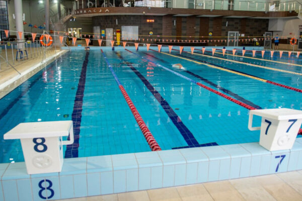 pijany instruktor pływania Zielona Góra - basen CRS Zielona Góra