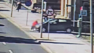 Poważne potrącenie kobiety na wózku w Zielonej Górze. Wszystko nagrała kamera (FILM)