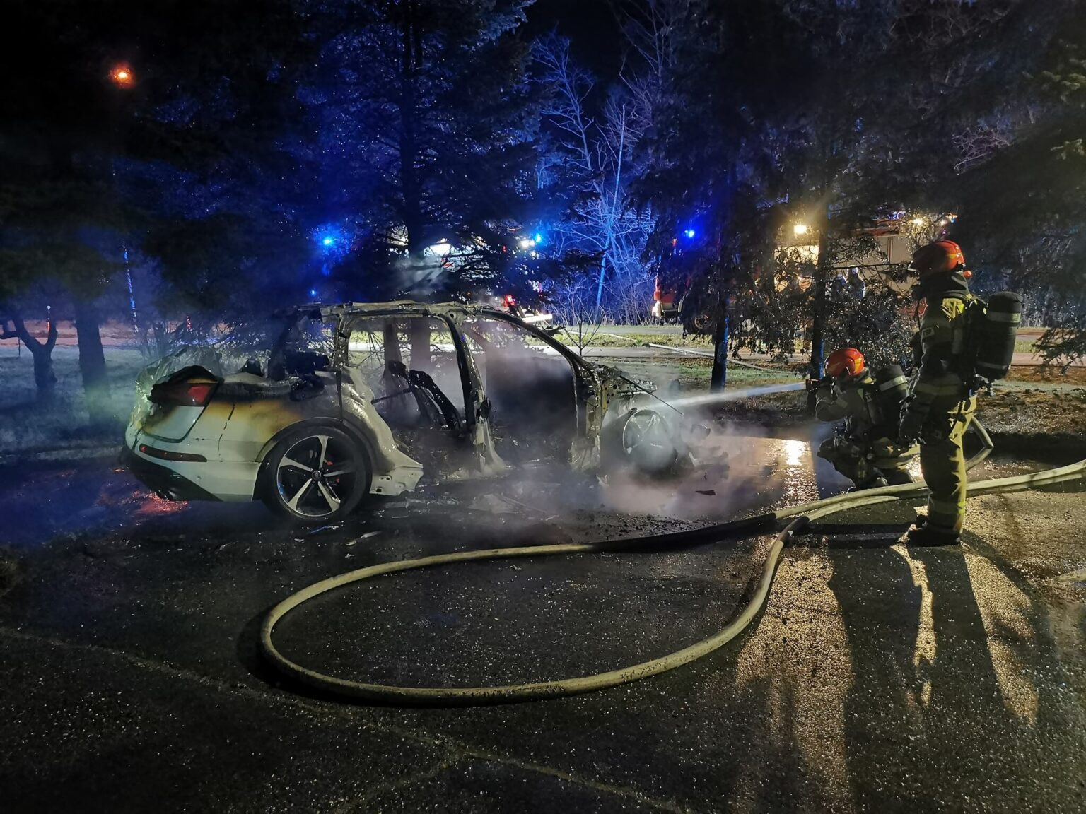 pożar samochodu Cybinka - pożar auta pod blokiem