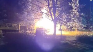 Auto płonęło jak pochodnia. Słychać było wybuchy (ZDJĘCIA)