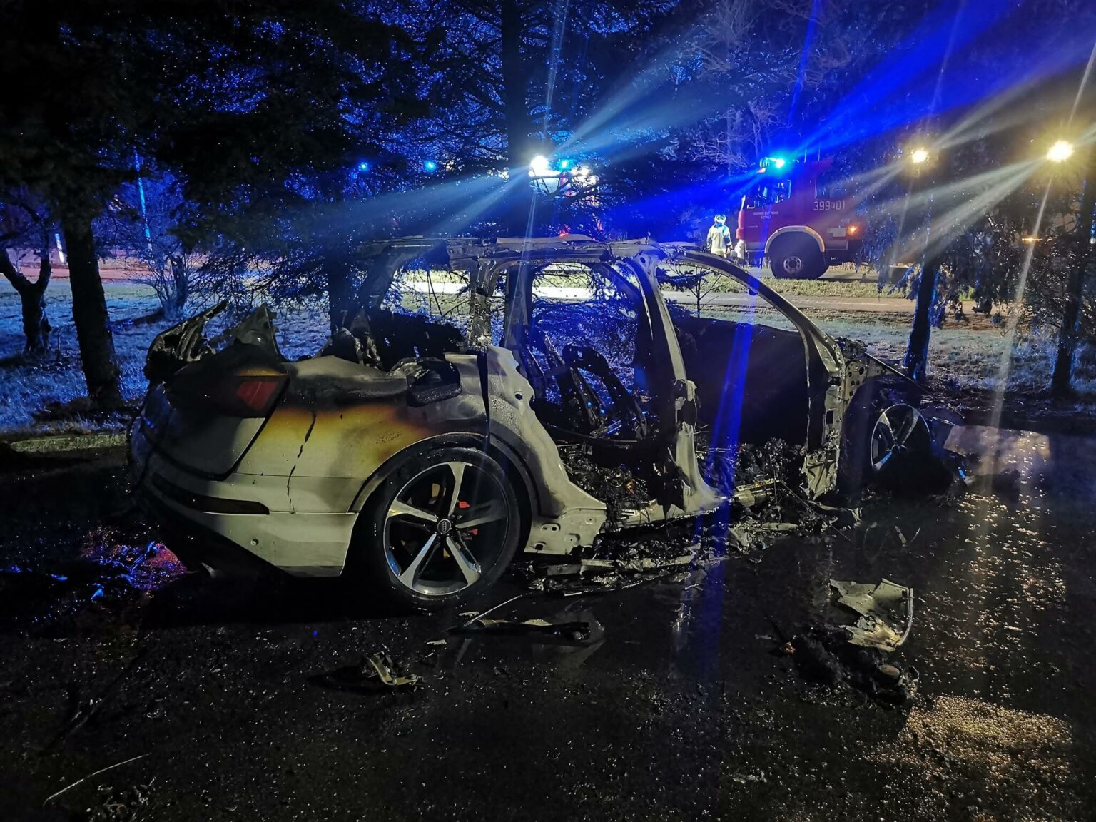 pożar samochodu Cybinka - pożar auta pod blokiem