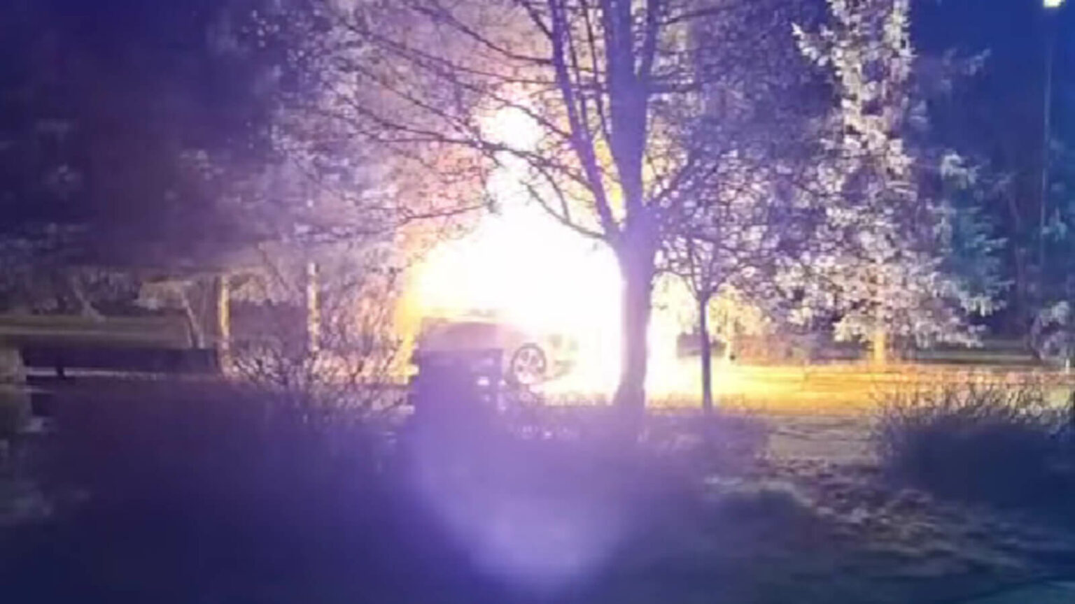 pożar samochodu Cybinka - pożar auta pod blokiem