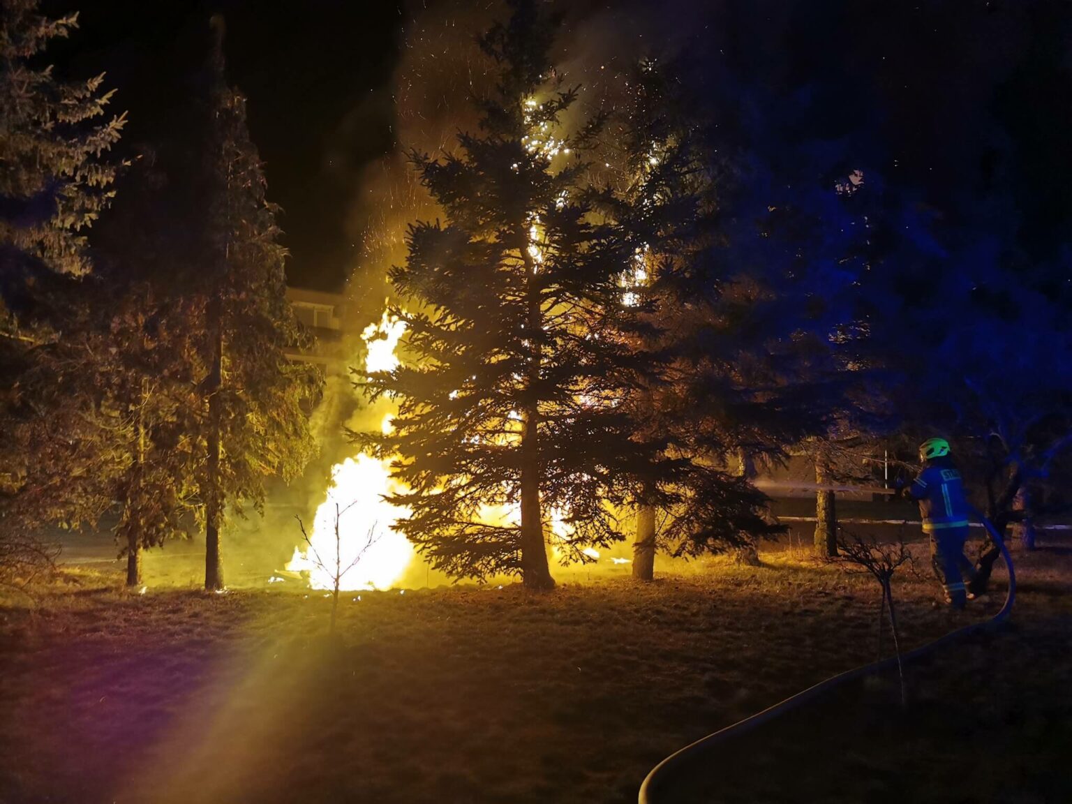 pożar samochodu Cybinka - pożar auta pod blokiem