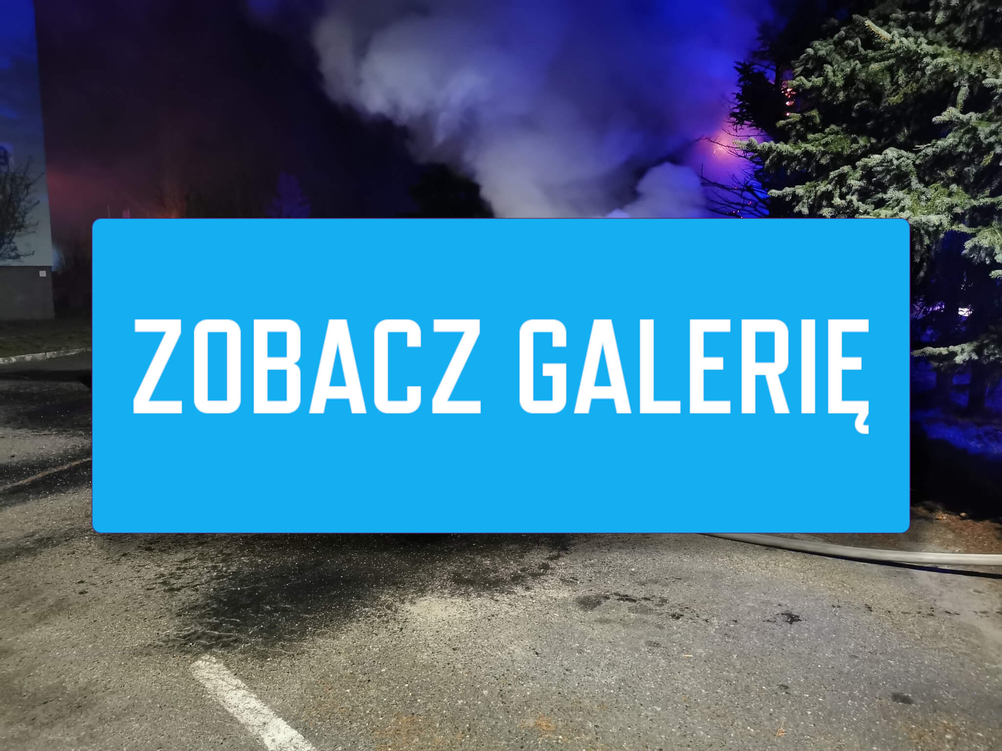 Auto płonęło jak pochodnia. Słychać było wybuchy pożar samochodu Cybinka - pożar auta pod blokiem