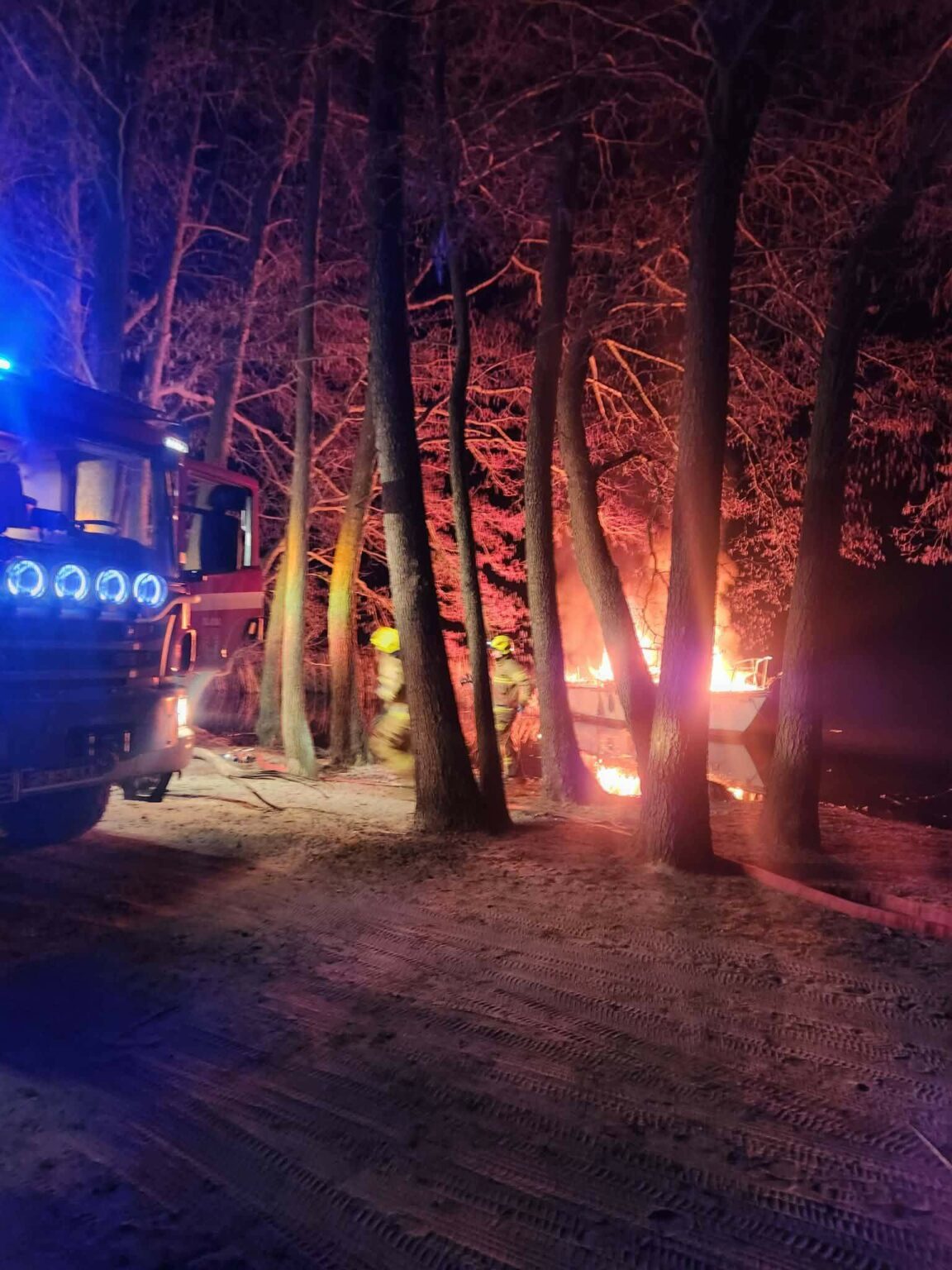 pożar łodzi jezioro Sławskie - pożar Dąb Lubogoszcz
