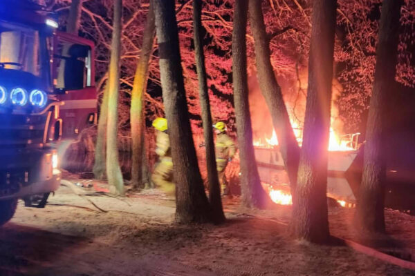 pożar łodzi jezioro Sławskie - pożar Dąb Lubogoszcz