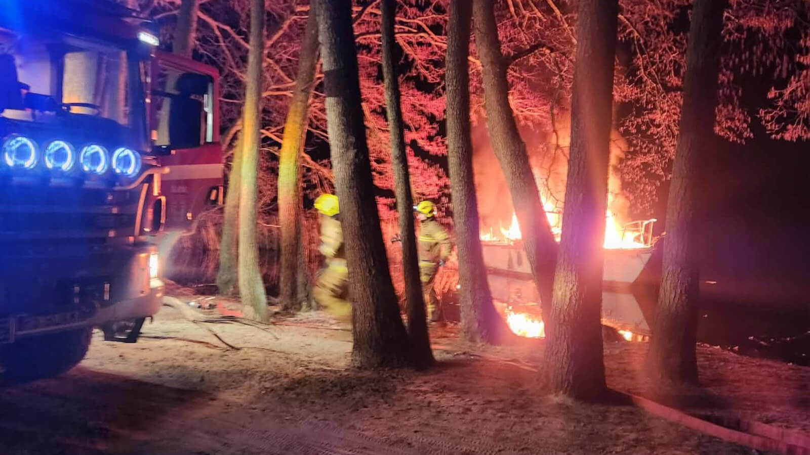 pożar łodzi jezioro Sławskie - pożar Dąb Lubogoszcz