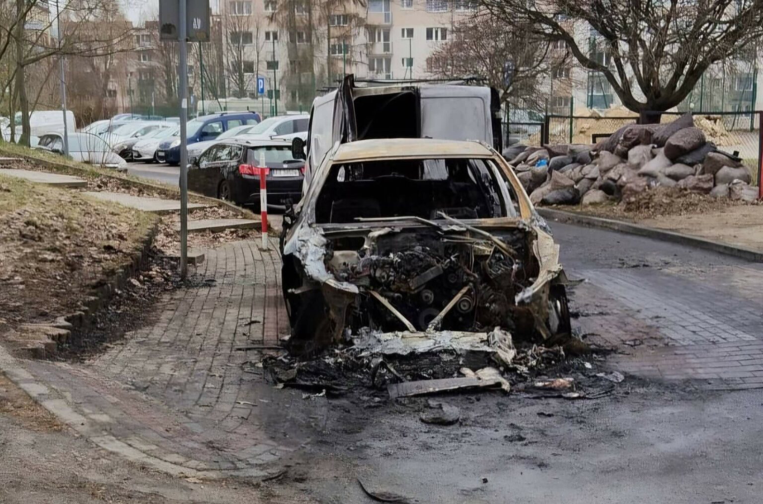 pożar samochod&oacute;w Zielona G&oacute;ra - nocny pożar aut