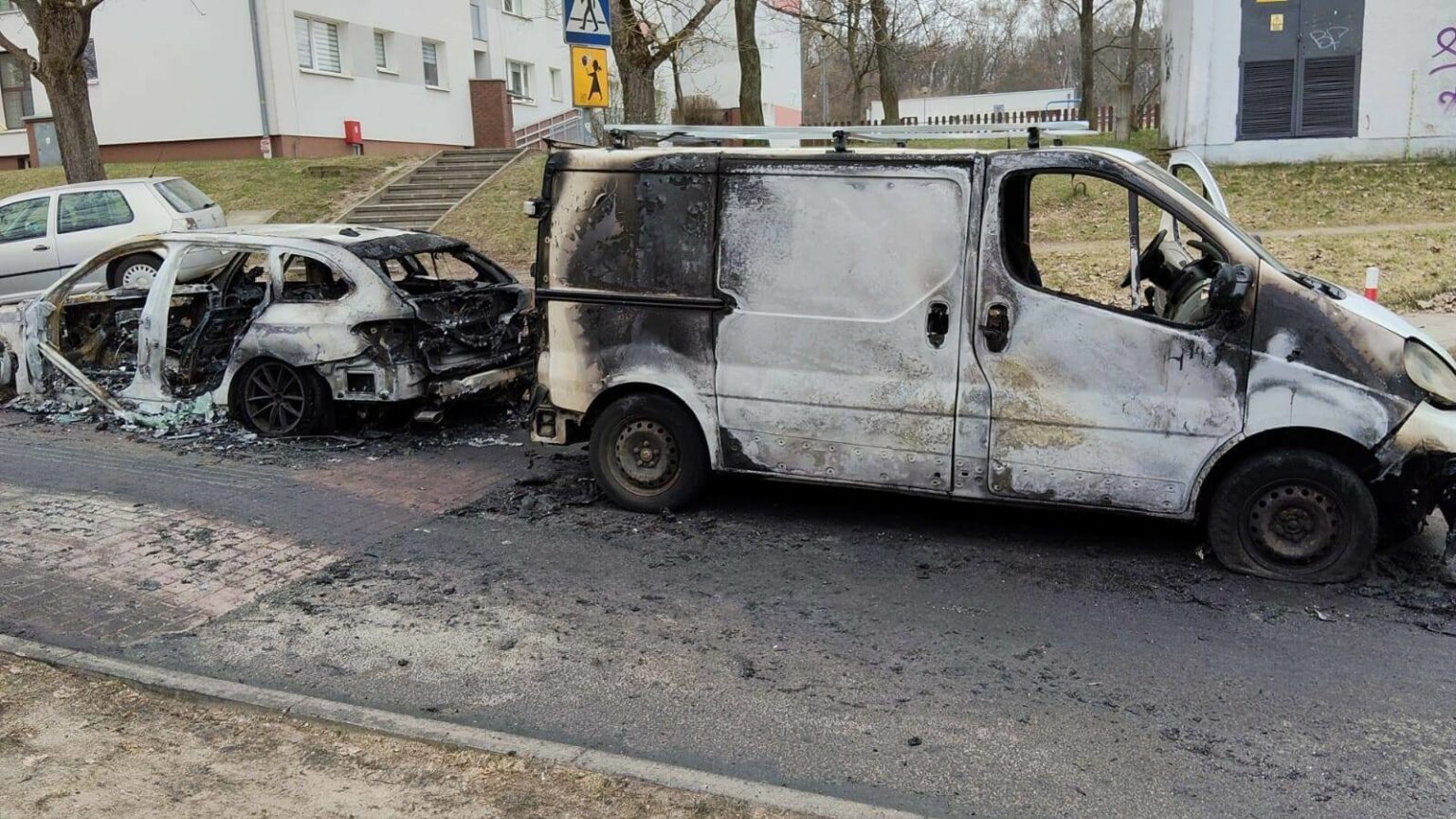 pożar samochod&oacute;w Zielona G&oacute;ra - nocny pożar aut