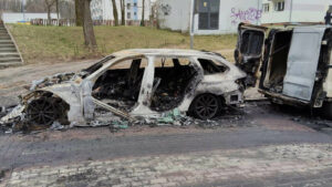 Nocny pożar aut w Zielonej Górze. Spłonęły trzy pojazdy (ZDJĘCIA)