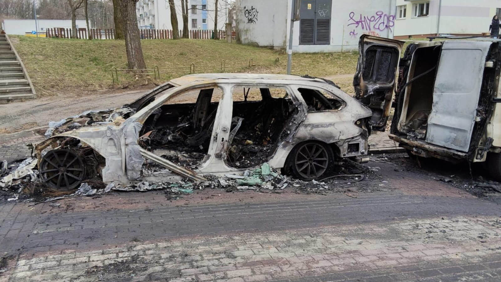 pożar samochodów Zielona Góra - nocny pożar aut