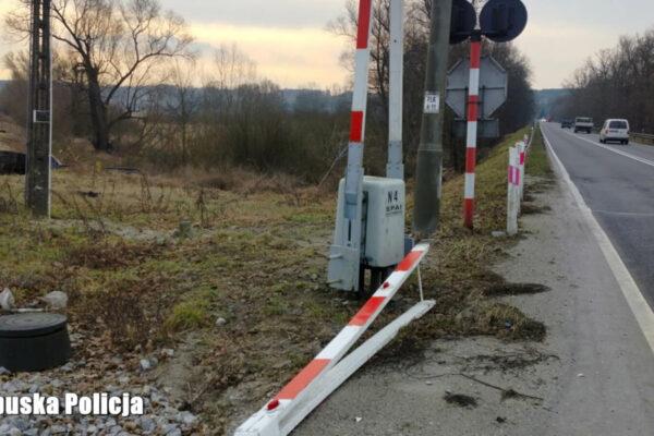 przejazd kolejowy wypadek Krosno Odrzańskie - Połupin staranował rogatki