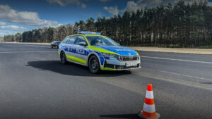 policja szybka jazda - radiowóz policji
