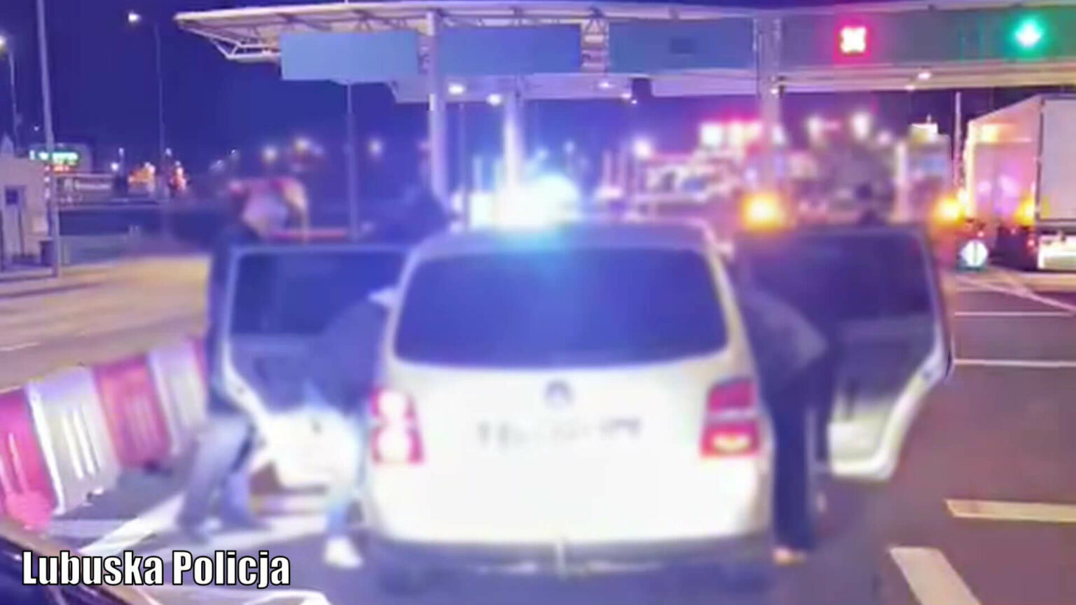 włamanie do auta A2 - kradzież euro z auta