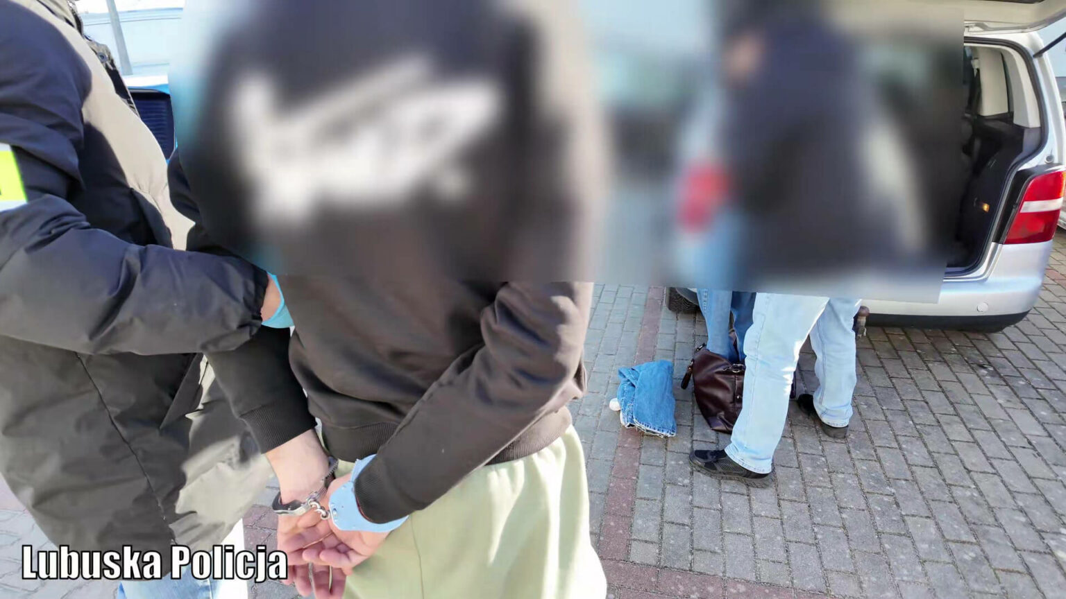 włamanie do auta A2 - kradzież euro z auta