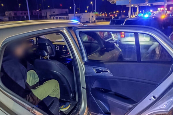 włamanie do auta A2 - kradzież euro z auta