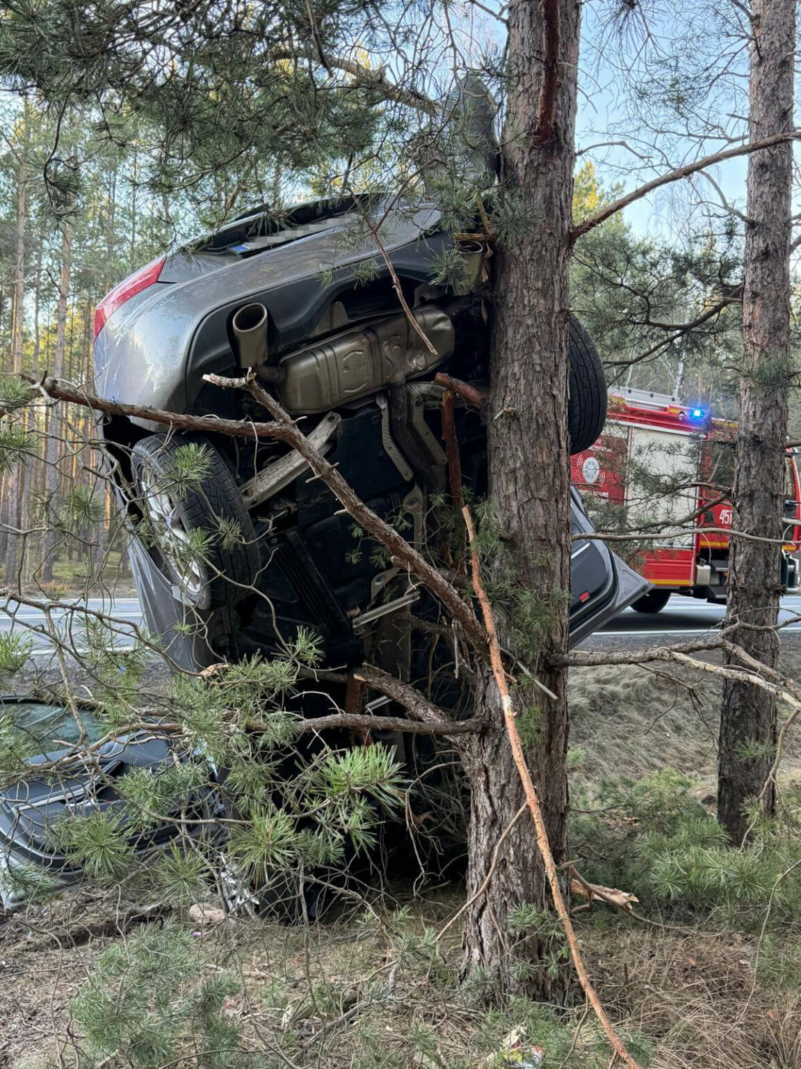 wypadek DK27 Dąbrowiec Nowogr&oacute;d Bobrzański - auto uderzyło w drzewo