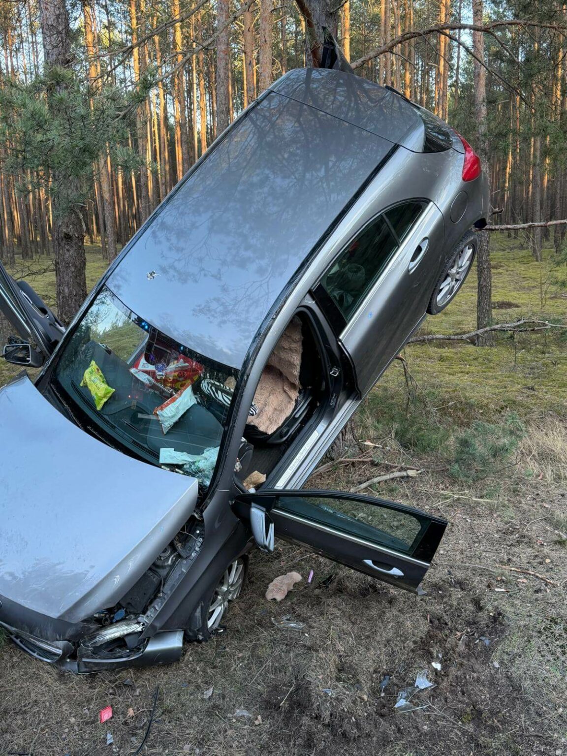 wypadek DK27 Dąbrowiec Nowogr&oacute;d Bobrzański - auto uderzyło w drzewo