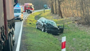 Wypadek na DK27 koło Żar. Rozbite osobówki. Droga zablokowana (ZDJĘCIA)