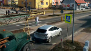 Ciężarówka wjechała w auto przed przejściem. Pieszy uniknął tragedii (FILM)