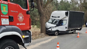 Wypadek koło Gorzowa. Dostawczak uderzył w drzewo (ZDJĘCIA)