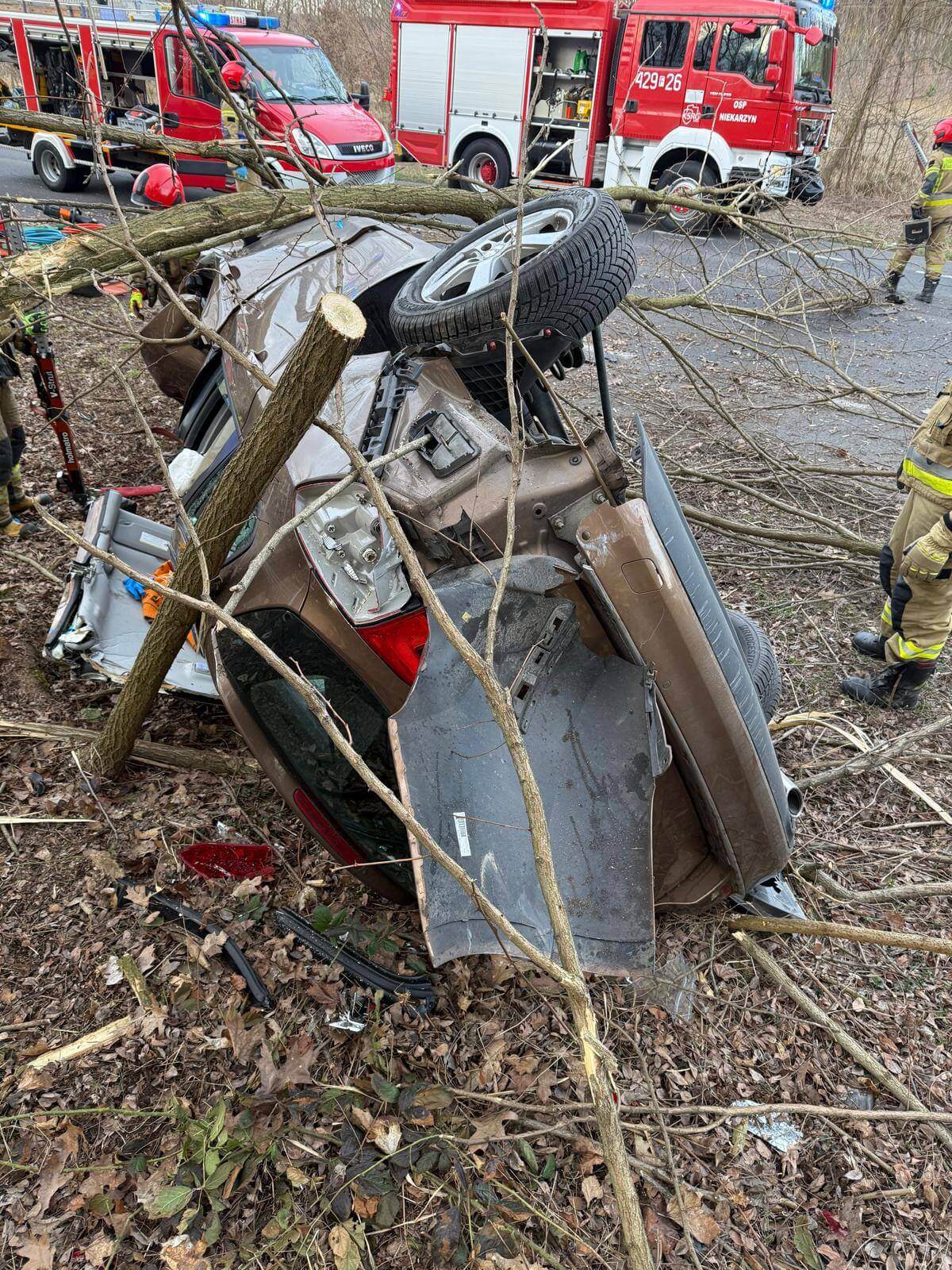 wypadek Świebodzin - uderzył w drzewo Rosin