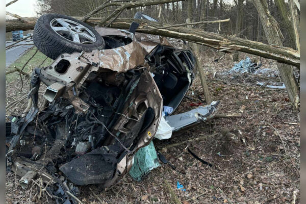 wypadek Świebodzin - uderzył w drzewo Rosin