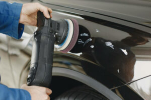 Zarysowanie auta na parkingu