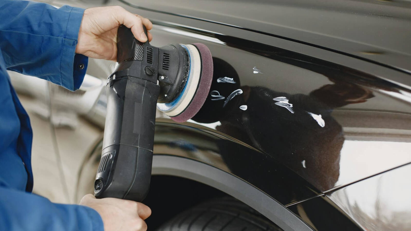 Zarysowanie auta na parkingu